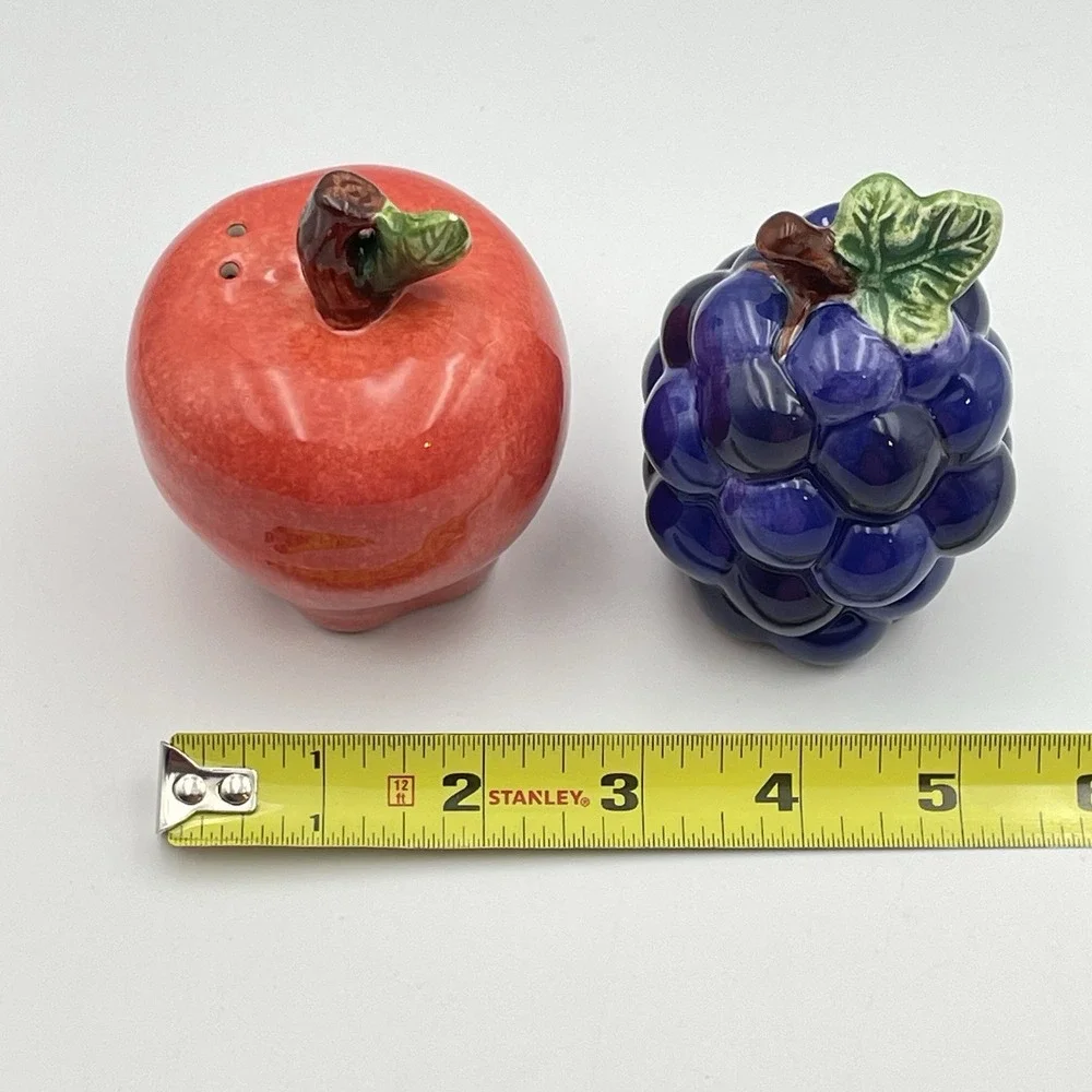 Vintage Jay Glossy Red Apple & Purple Grapes Bunch Salt &‎ Pepper Shakers Set